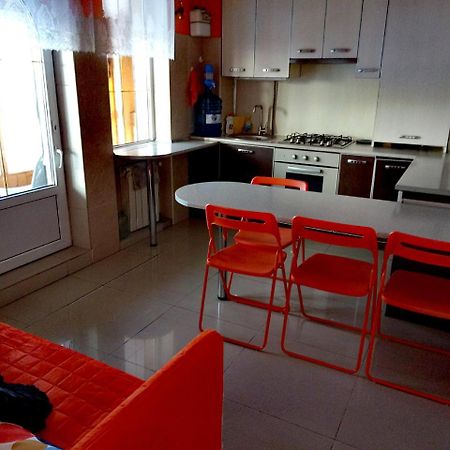 Apart Club Kosmo Apartment Chernivtsi Luaran gambar