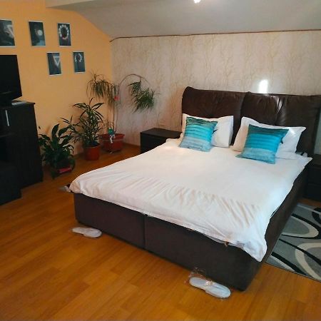 Apart Club Kosmo Apartment Chernivtsi Luaran gambar